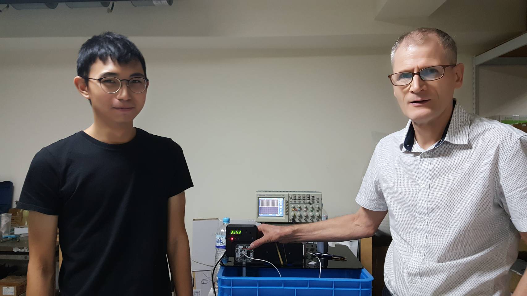 技術總監陳安德（右）和助理工程師楊鈞頎（左）
